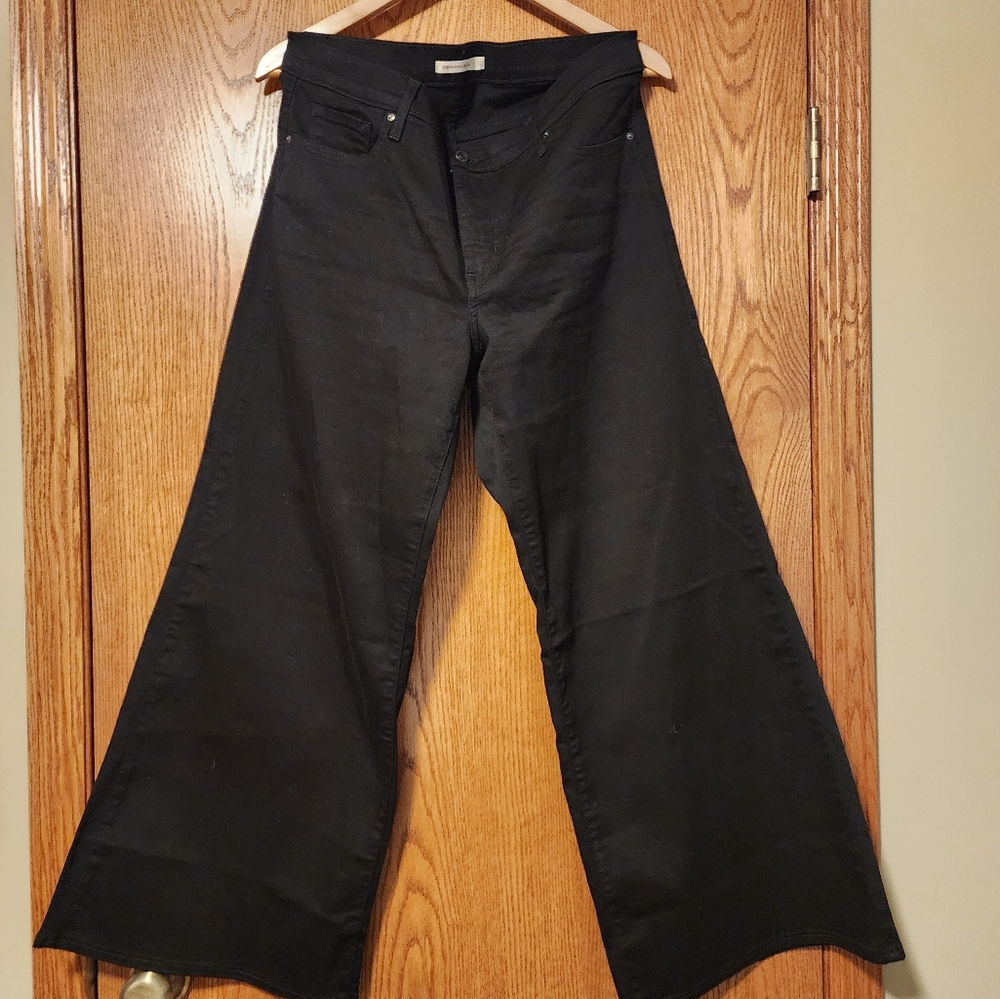 Levi's 318 Shaping Wide Leg Jeans, Size 32 - Flattering & Chic!